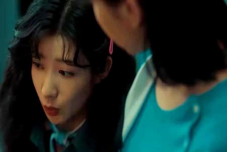 女生递套不是认输，是活路。

北京三十所课堂里，老师把一只安全套放进女生手心，告