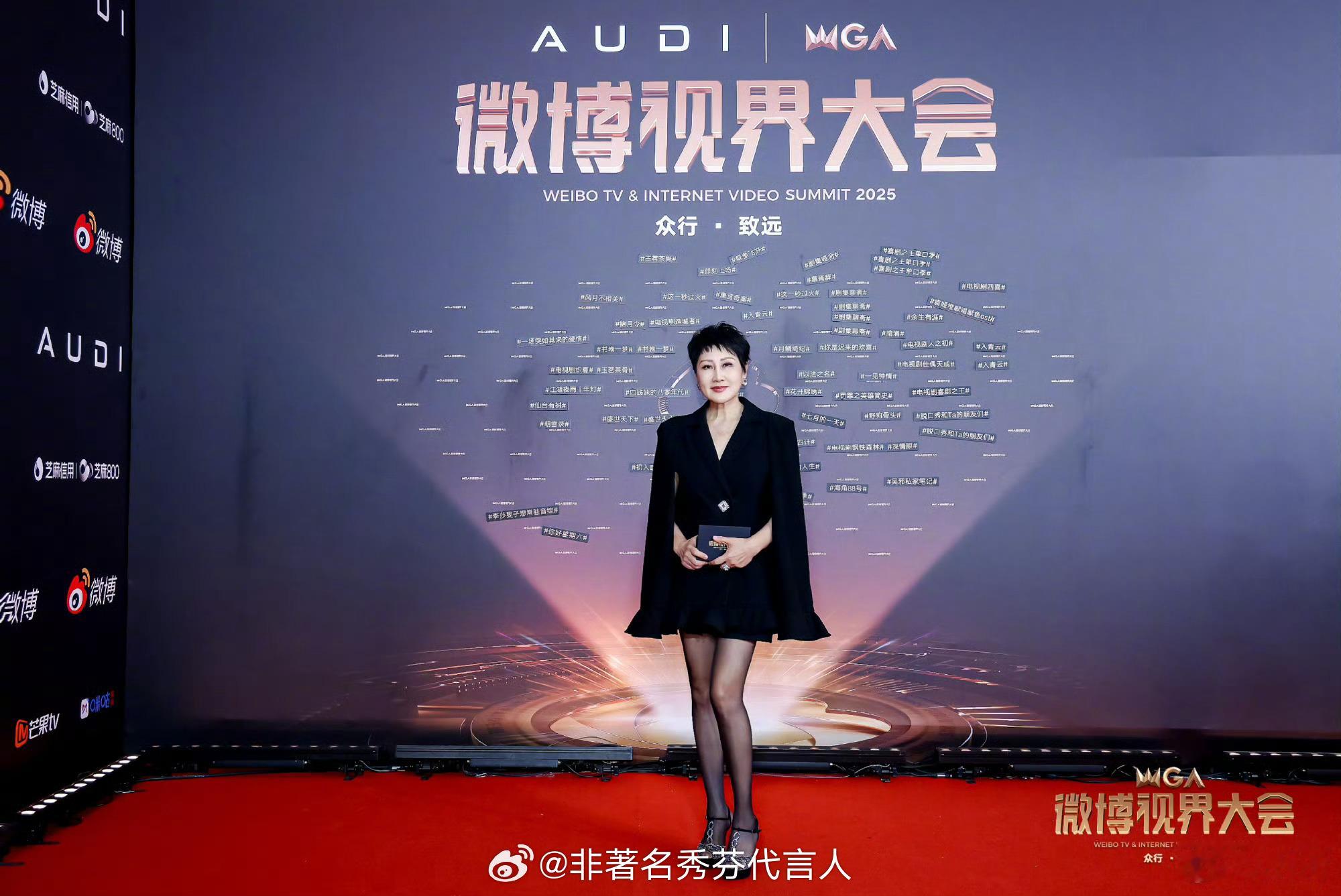 张凯丽自己穿黑丝叫我们买足力健哈哈哈哈哈哈哪个神人起的词条太搞笑了 ​​​