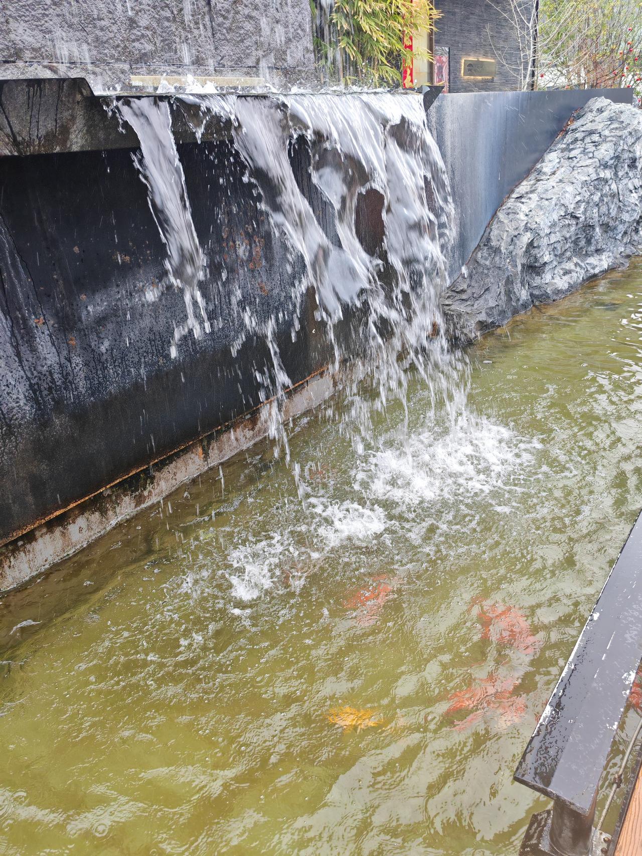 新年爱好打卡这家隐藏在武汉市马鞍山森林公园里的饭店颇有特色，门口的景观瀑布壮观新