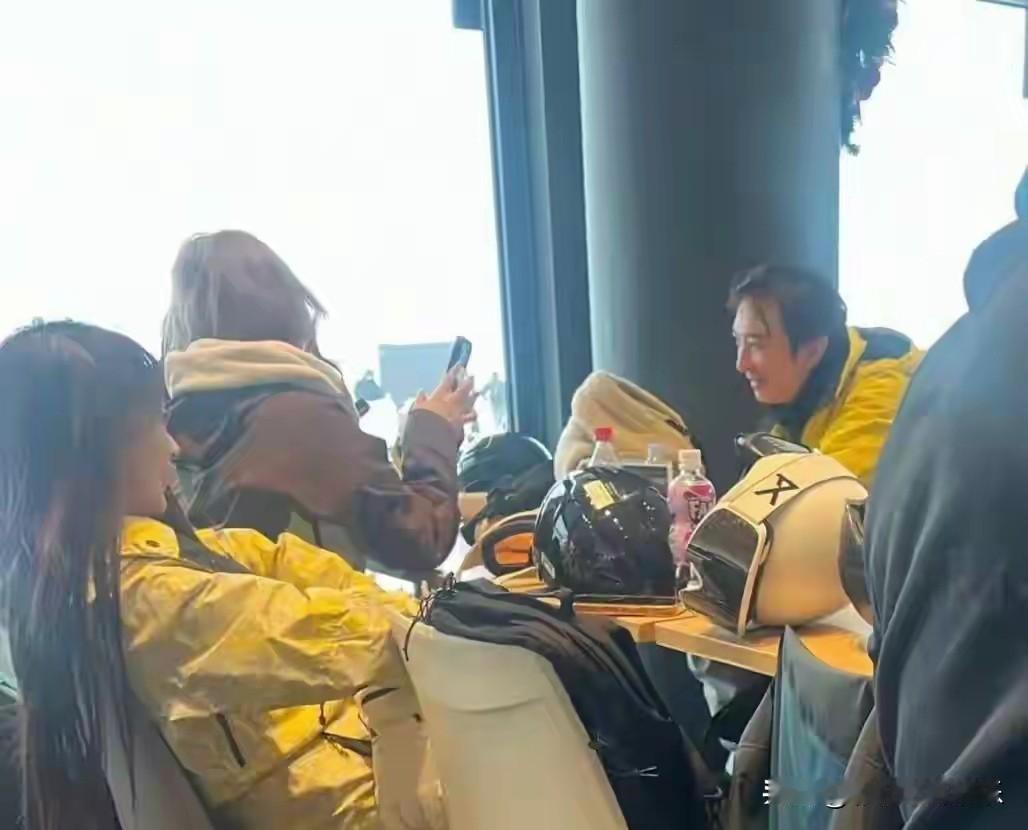 王思聪在北海道被偶遇，与一桌子的美女热聊，他穿着黄色滑雪服质量很好，不过像外卖员