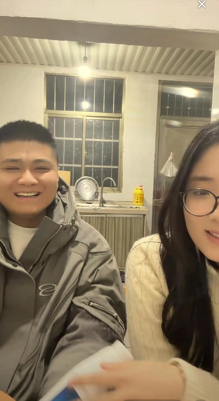 朱进在直播间介绍产品时，把自己都逗笑了。他说拍一发六，可上了链接却变成拍一发五。