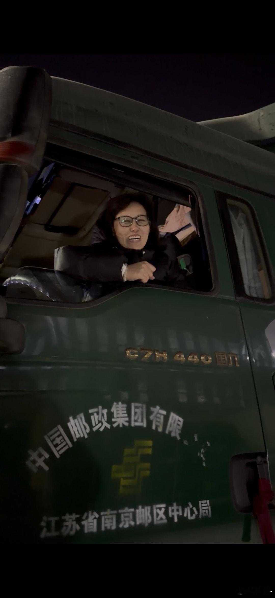 姚一刀的时间胶囊 南京站的拍摄顺利完成啦荣姐是开大挂车的单亲妈妈，靠开货车把两个