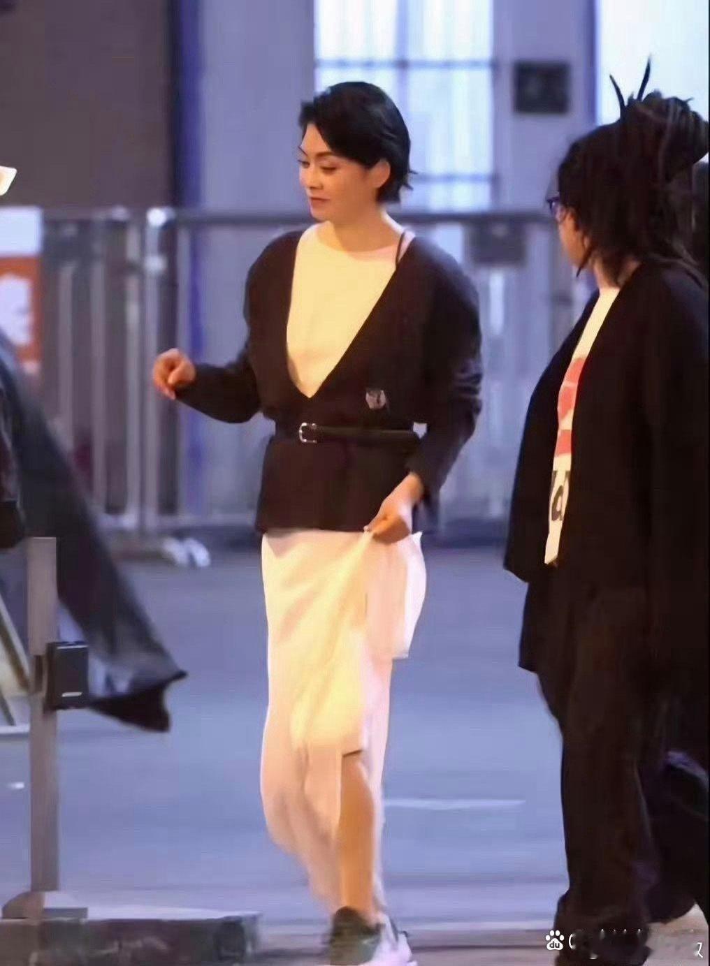 61岁毛阿敏打扮时髦，状态也好，完全看不出是61岁的样子，比实际年龄至少年轻20