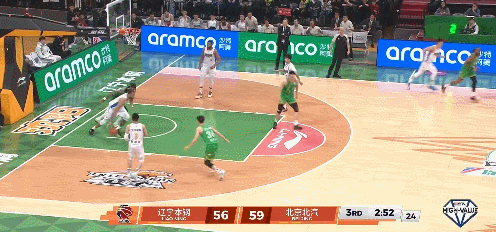 辽宁男篮vs北京男篮 麦基趁莫兰德在身后赶紧往对方禁区冲，结果一个运球砸脚，今天