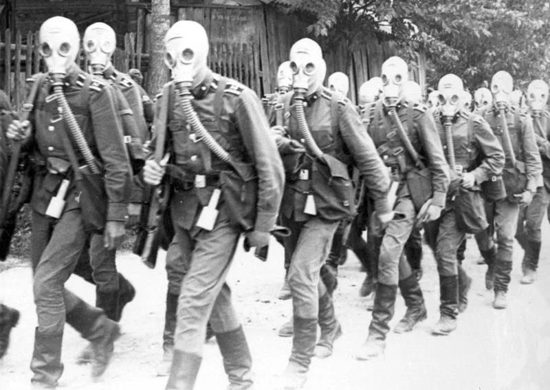 苏联学员在演习中。士兵们戴着 RSh-4 防毒面具，穿着 1969 年的制服。装