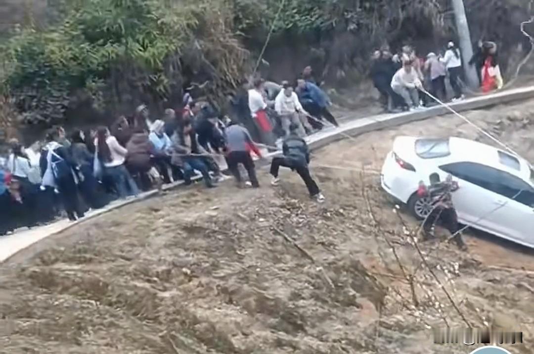 有惊无险，要请全村人吃饭才行，这在平时都找不到这么多人，从不同角度硬把车给弄上来