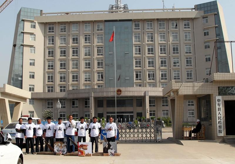 41岁单亲妈妈史玉辉的遭遇太让人唏嘘。她因“涉嫌参加黑社会性质组织罪”被羁押82