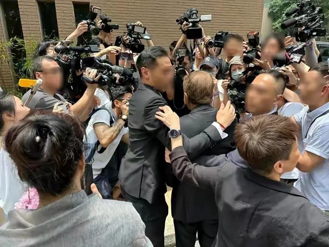 李玟遗体火化，大姐颤抖着手按了火化键，然后倒在二姐怀里放声痛哭。

本来这是李玟