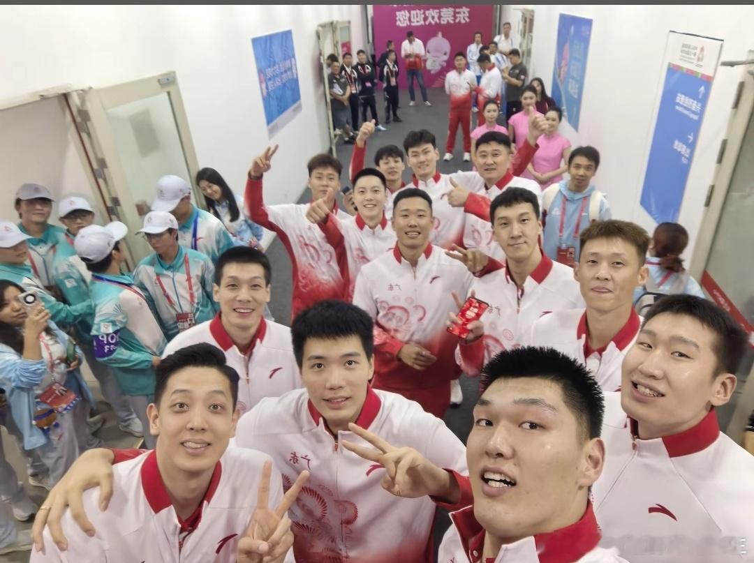 广东男篮集体自拍照 