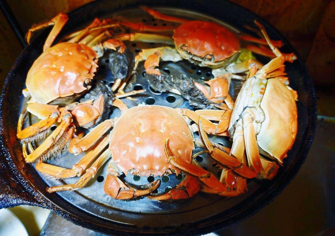 今秋第一次吃河蟹，味道很鲜美，但是黄的硬度还差点，感觉再过15-30天应该会更好