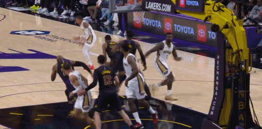 滑倒过人！詹姆斯这球秀翻全场！
在昨天NBA常规赛湖人对阵鹈鹕的第二节比赛中，詹