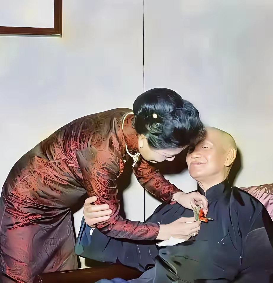 这是1973年，蒋介石86岁的生日，宋美龄在给蒋介石胸前戴花。 