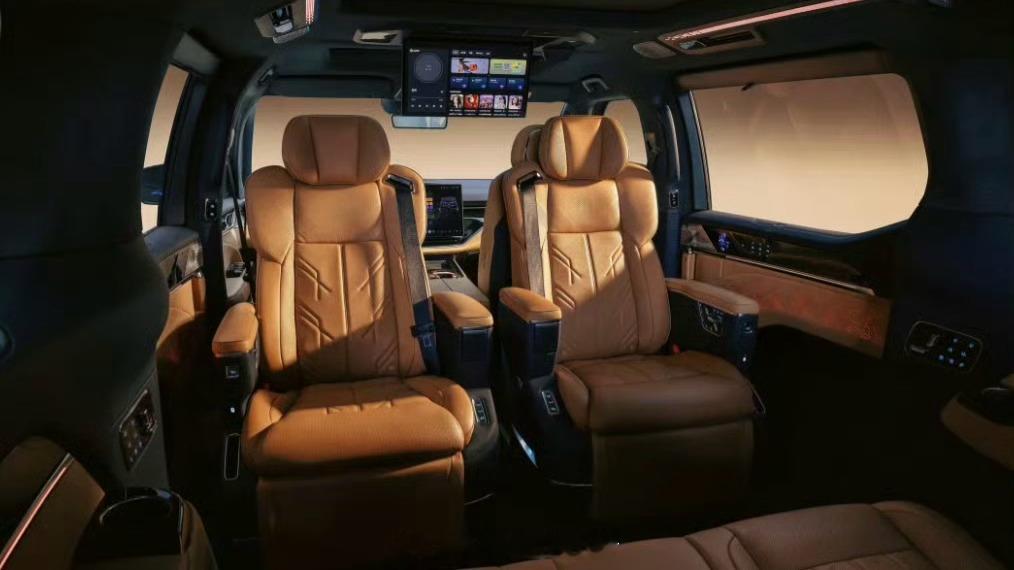 极氪009将在北京车展焕新登场。这次最大的看点就是全栈上了900V高压架构，双电