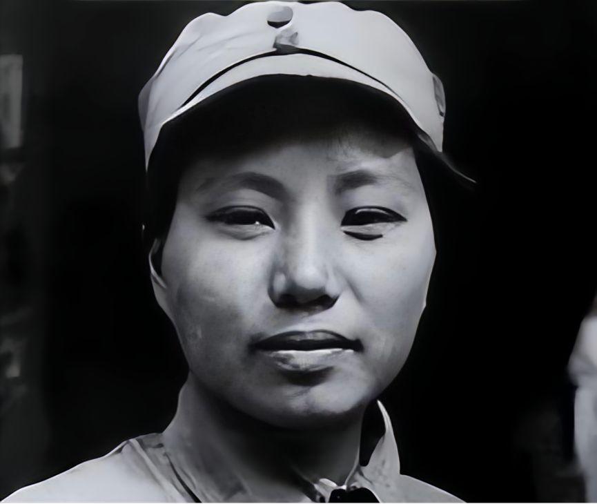 1937年，15岁女红军被敌人抓住，正要被砍头时，一名敌军官走过来，摸摸她的脸：