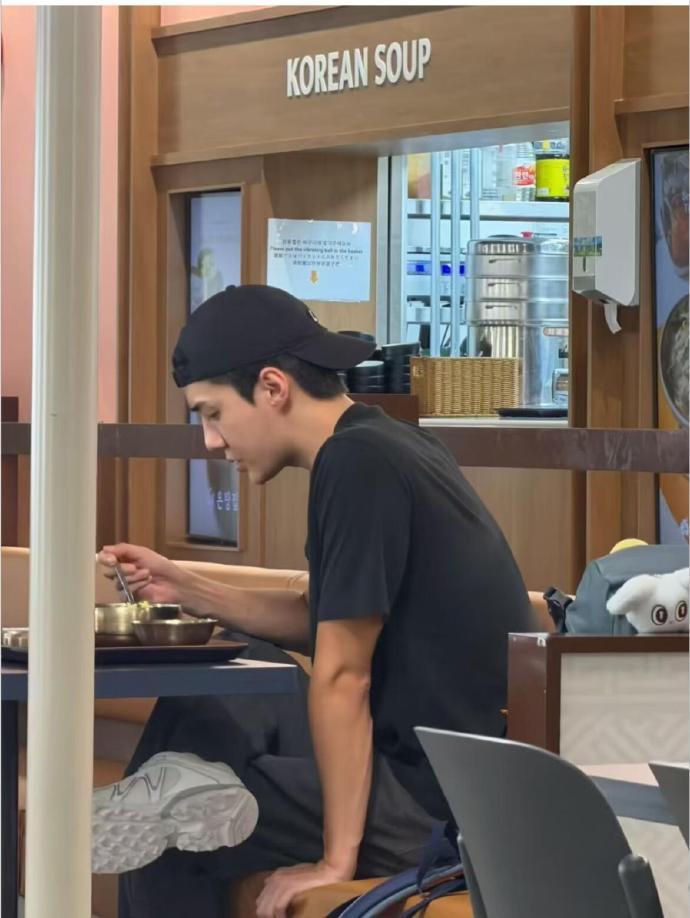 机场偶遇吴世勋一个人吃饭 网友偶遇吴世勋在机场吃饭，他在泡泡里留下了一串“哈哈哈