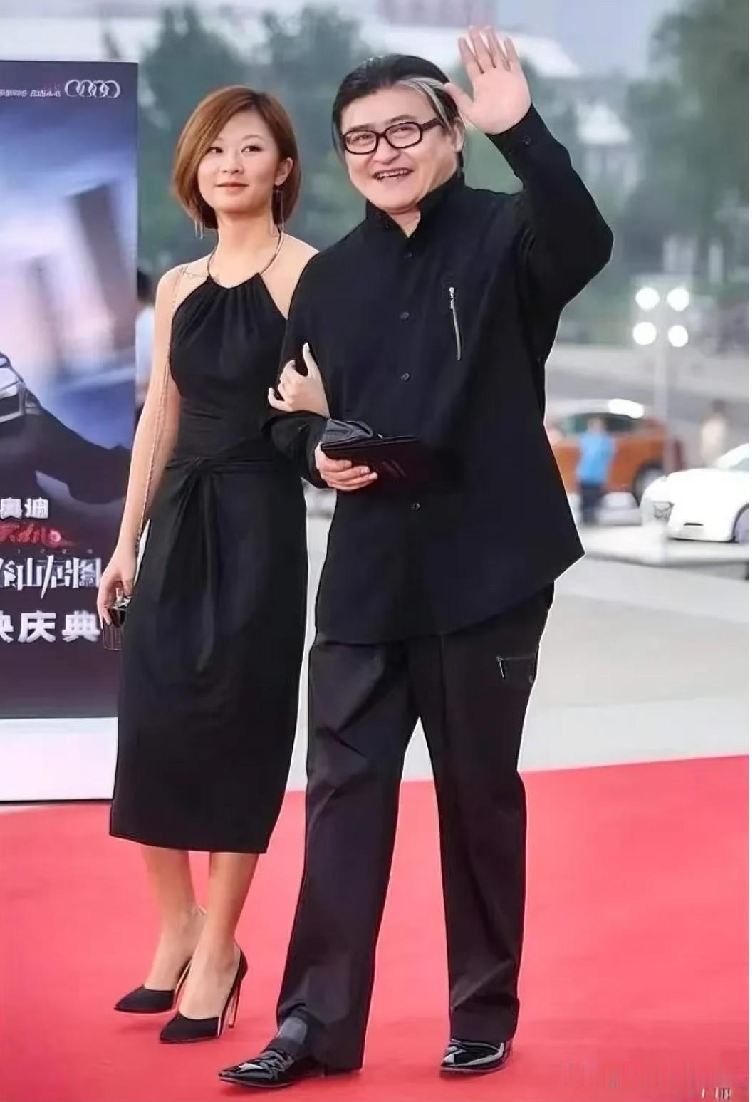这是十分罕见的刘欢携女儿刘熠思出席某庆典的一幕。留下父女值得记忆的美好𣊬间。
