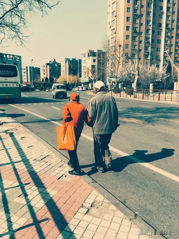 真谛就8个字：“降低预期，放大包容”。
别把对方当完美爱人，而是并肩作战的队友—