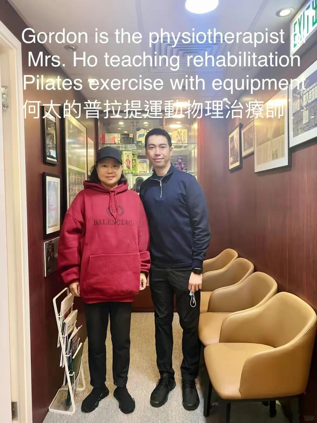 #何超莲陪妈妈做理疗##何超莲陪赌王三太做理疗# 何超莲陪妈妈做理疗，好孝顺！ 