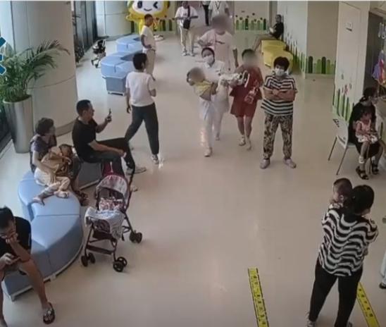 “救命！”男子抱着宝宝冲进医院，护士果断出手，5分钟孩子恢复意识
 
“救命！求
