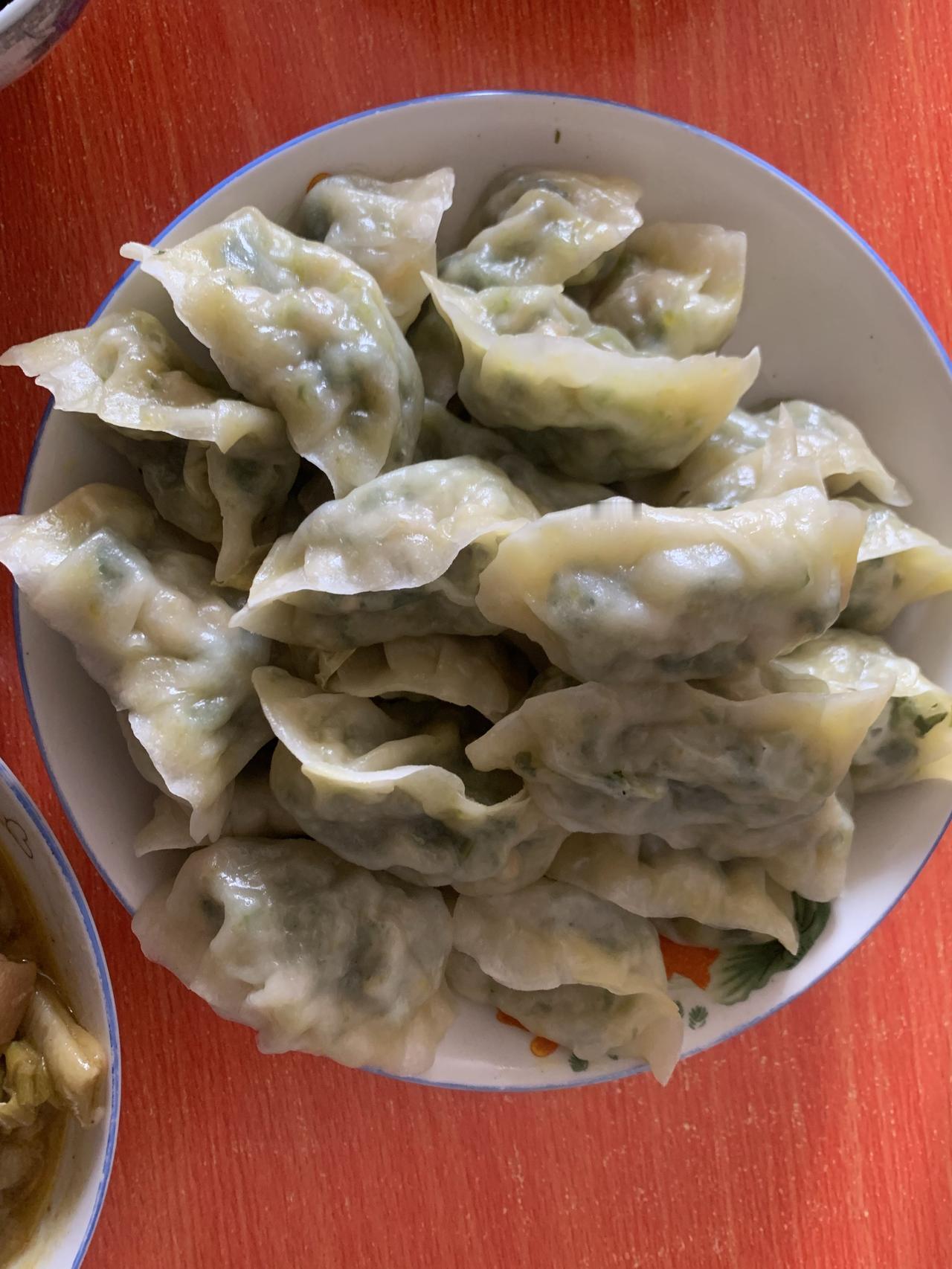 人可以积德行善，但是，积德行善是有前提的，比如一个医生免费给老百姓治病，但是把周