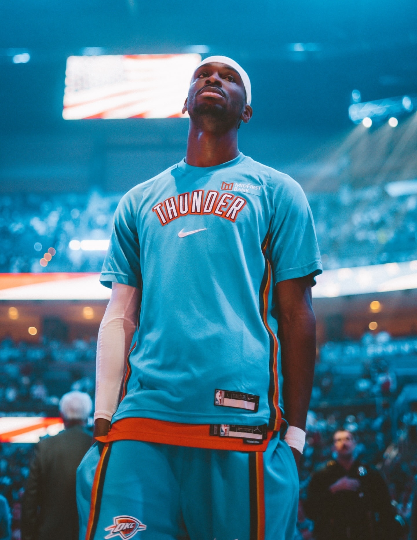 亚历山大生涯前八赛季已经砍下12768分，超越布克等球员，进入同时期的NBA历史