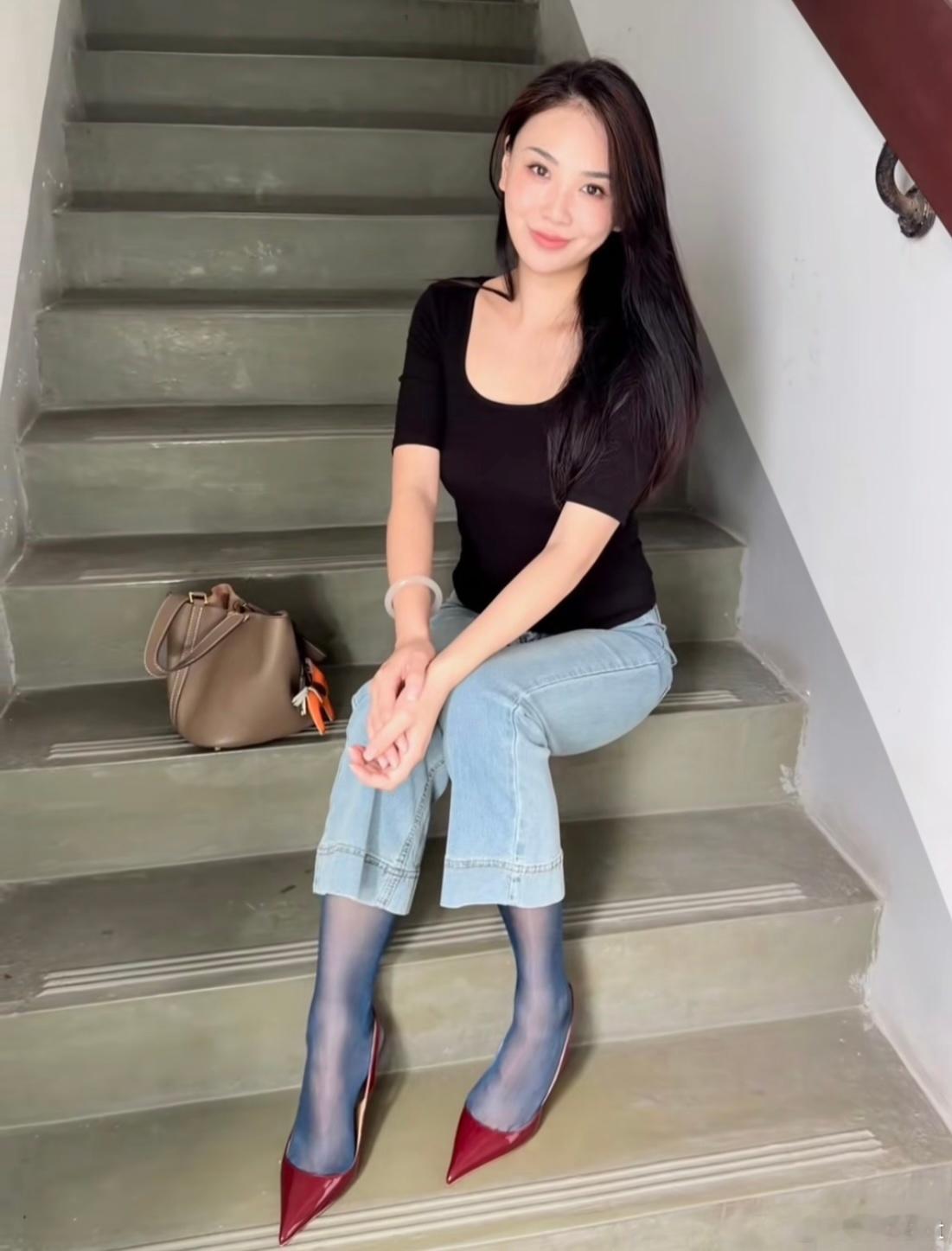 楼梯间裤里丝少妇 