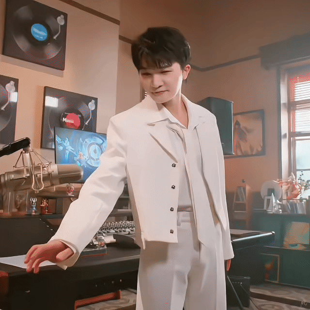 周深   周深套路观众【圈宝和米说晚安】   你是我的亮光，   让我不再惧怕黑