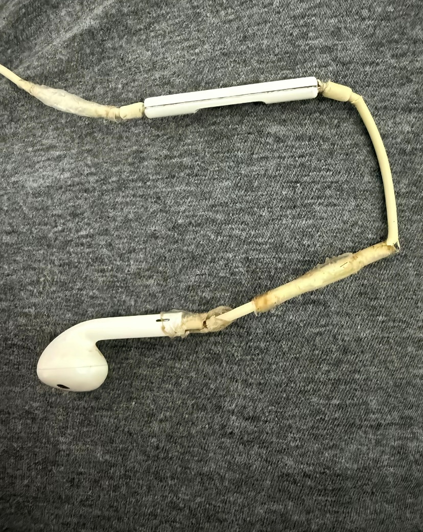 忘了多少年了，苹果的原装有线耳机，后面一直电脑上面用。坏成这样了还舍不得换。其实