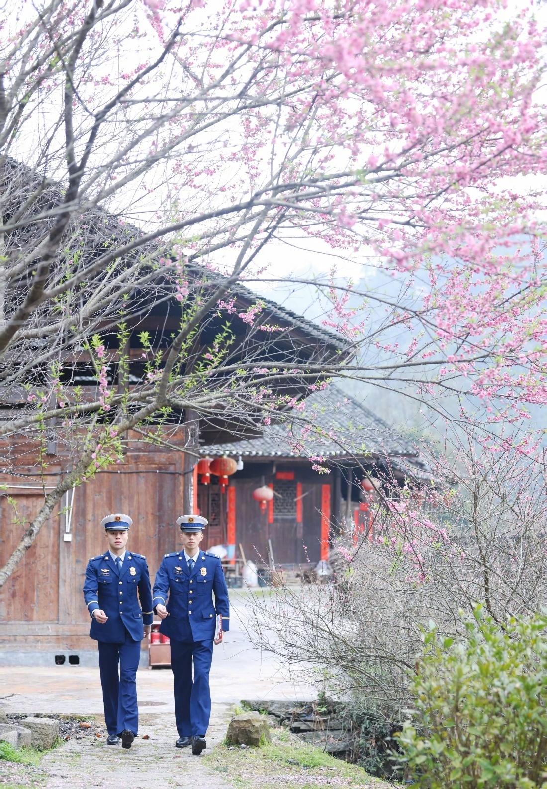 春风把花开满了小路，
他们从花影里走来，步伐稳稳的。

这一身制服，见过火光，也