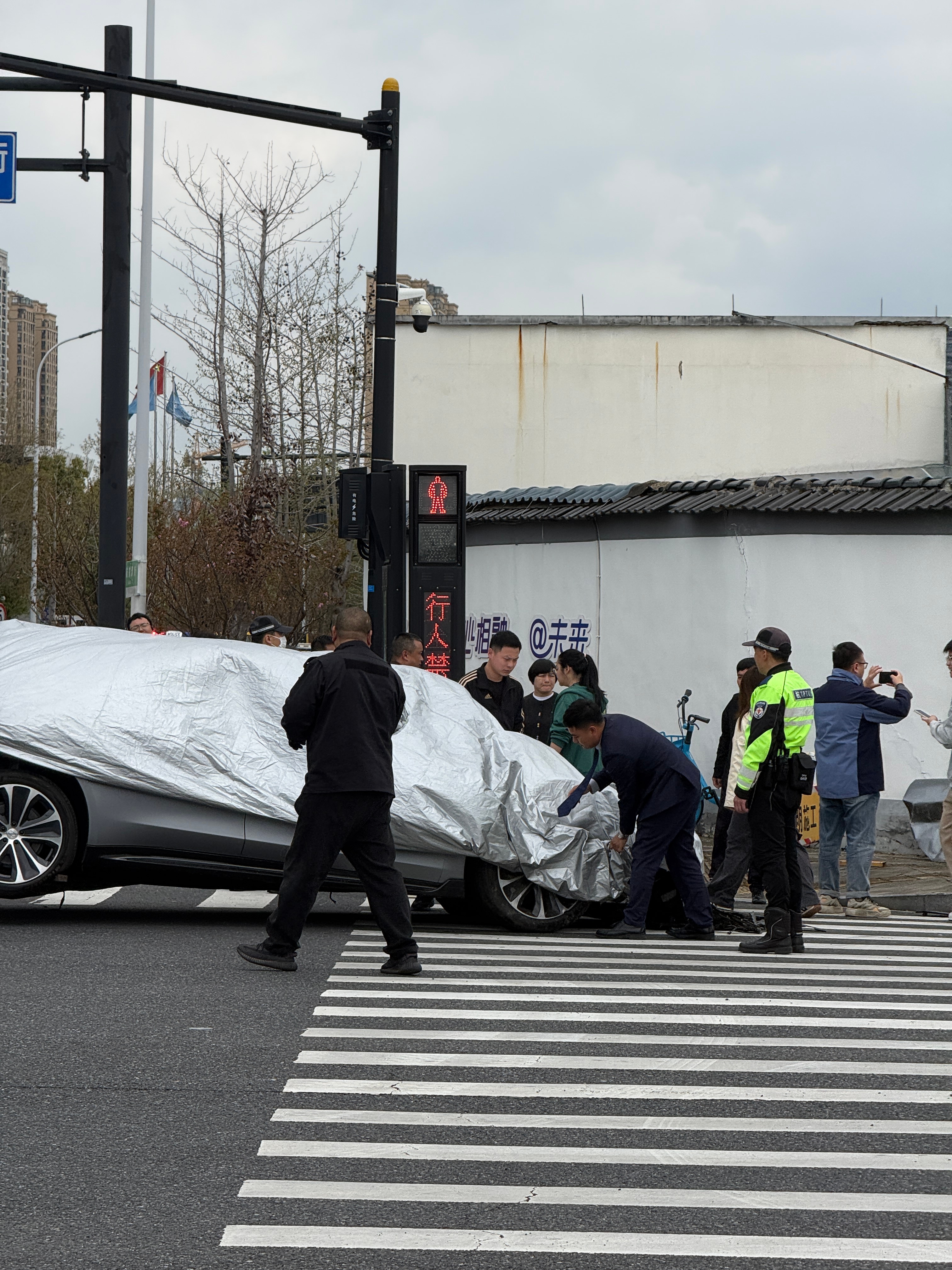 墙被穿了一个洞，竟然还没倒，真结实～ 