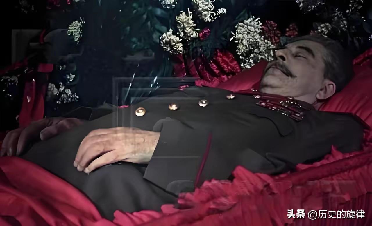 1961年斯大林坟墓被挖开，金扣被剪勋章被摘，草草埋进墙根，理由荒唐至极
 
1