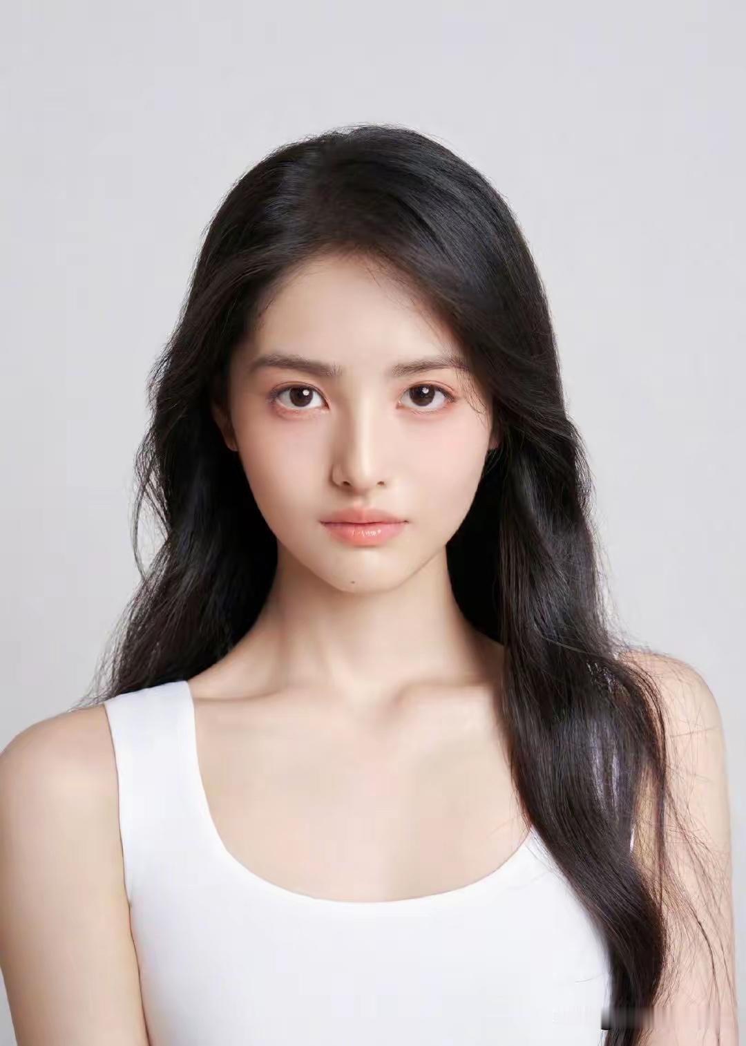 你心目中的美女是什么样子美女必须要漂亮，素颜也漂亮、身材苗条、性格温柔开朗活泼可