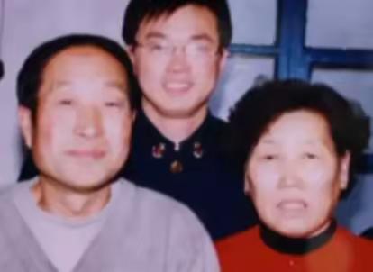 1997年，19岁战士为救人而牺牲，父母几度昏厥，可谁料20年后，战士母亲病逝，