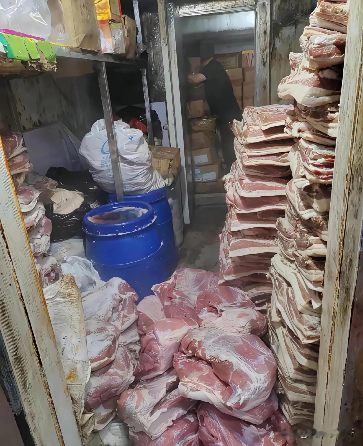 说实话
还是我们农村好啊
能吃上新鲜的猪肉
你们看看这冻库里的冻肉看着都不好吃[