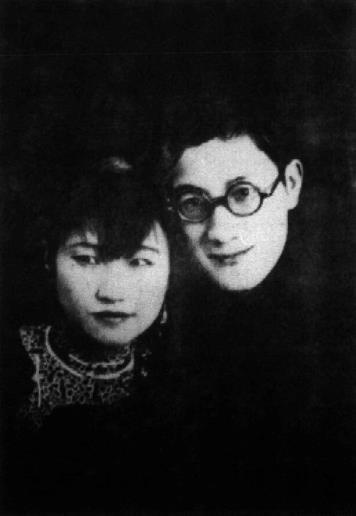 1926年8月，陆小曼(时23岁)与徐志摩(时30岁)结婚，此为二人蜜月照