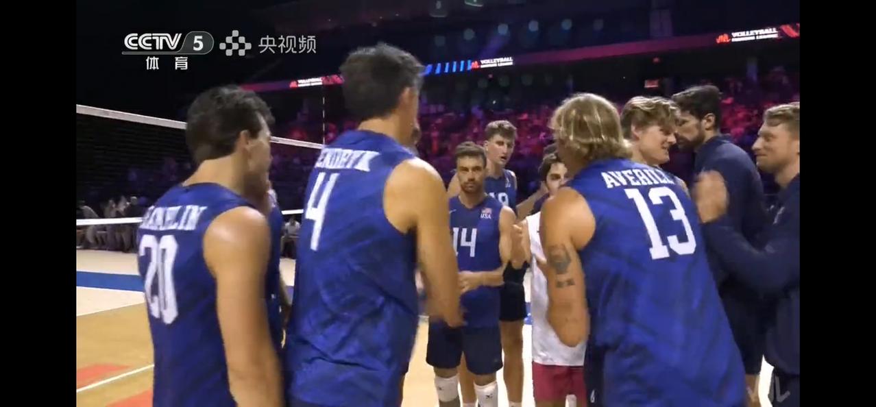 在刚刚结束的世界男排联赛美国站中国男排与世界排名第5位的美国男排的比赛中，中国男