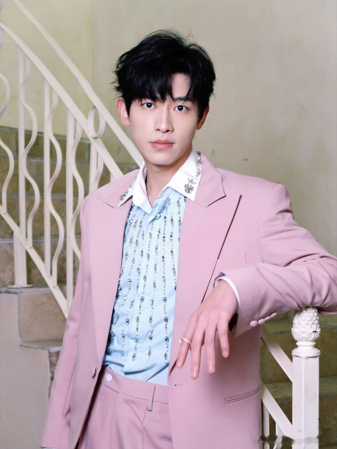 辛云来跨年晚会造型，好粉嫩的小王子😍😍 