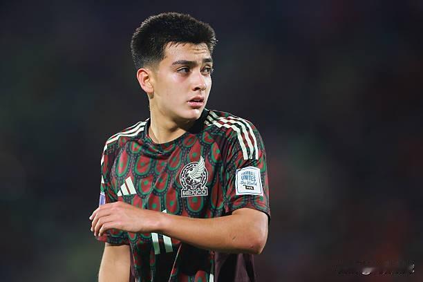 英雄出少年！墨西哥17岁的帅小伙吉尔贝托•莫拉入选墨西哥2026年世界杯参赛名单