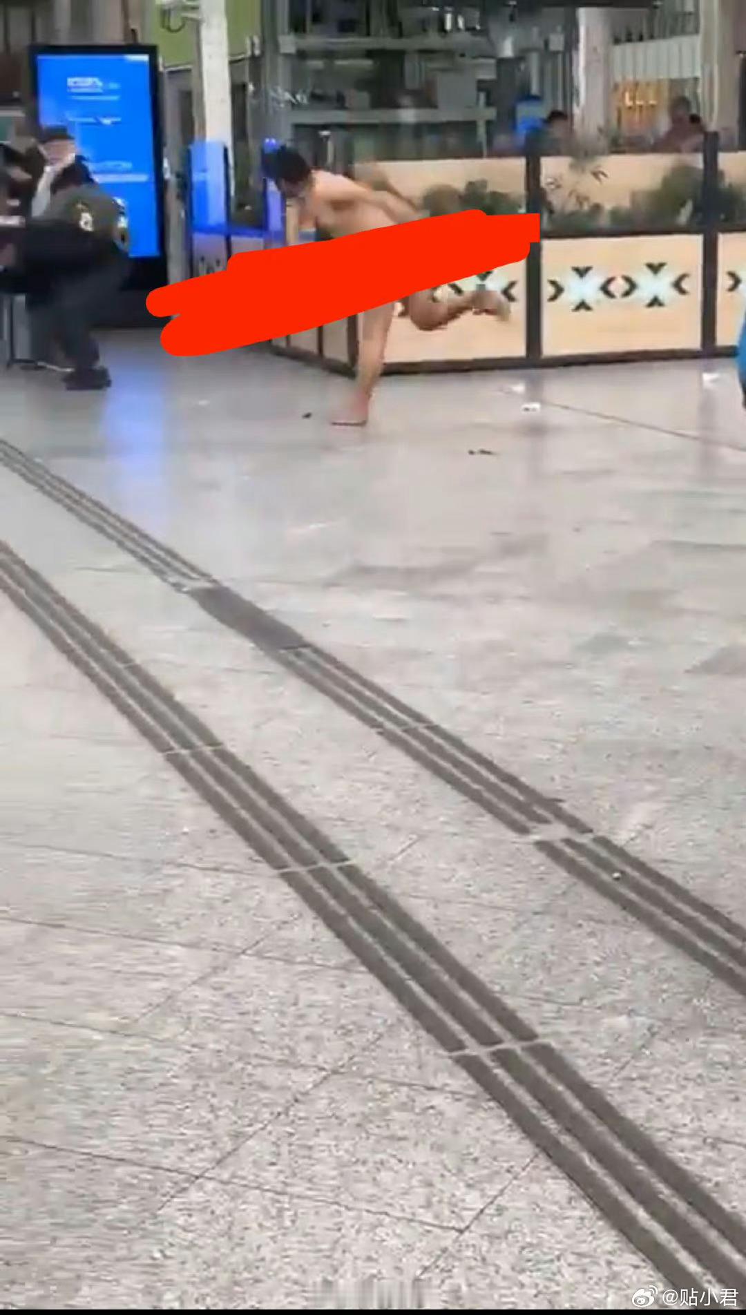 巴黎里昂火车站，一个男子全身裸体蹲在候车大厅的地上拉屎，有路人说他，男子没有说话