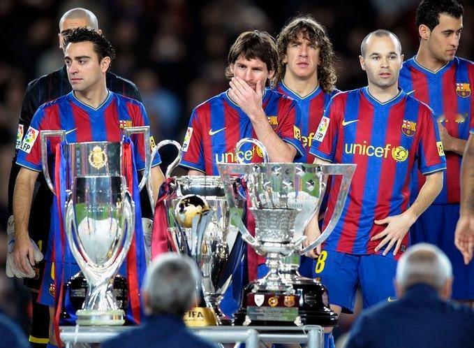 2009年的今天，梅西随巴塞罗那足球俱乐部赢得了历史性的六冠王。梅西