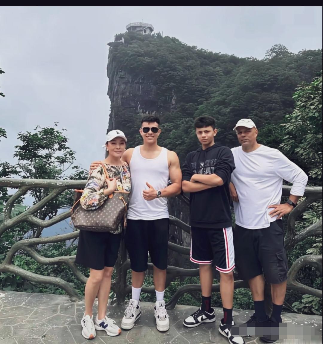 史可一家四口景区合影，60多岁的她看着像30多岁，两个儿子帅气十足，瑞士老公气质