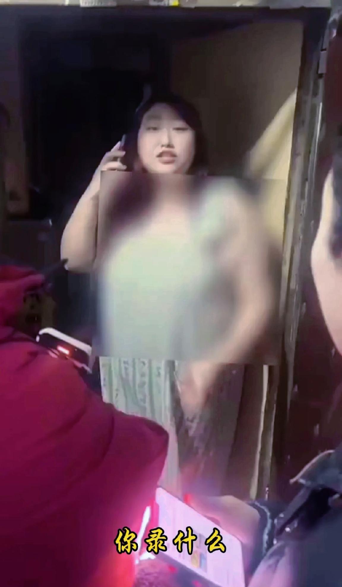 丢人！女子网购榴莲吃完竟退款成功 商家上门讨说法反被怼
 
女子在美团下单榴莲，