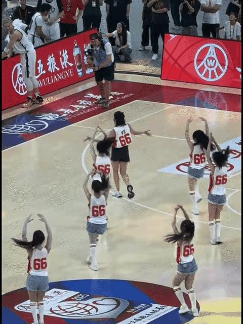 当王哲林看到吴艳妮在跳舞，只能尴尬一笑[允悲] ​​​