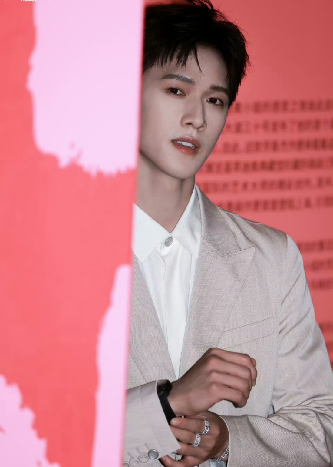 李昀锐西装配耳骨钉今天是酷boy！果然衣服基础首饰就不基础！痞帅痞帅的 ​​​