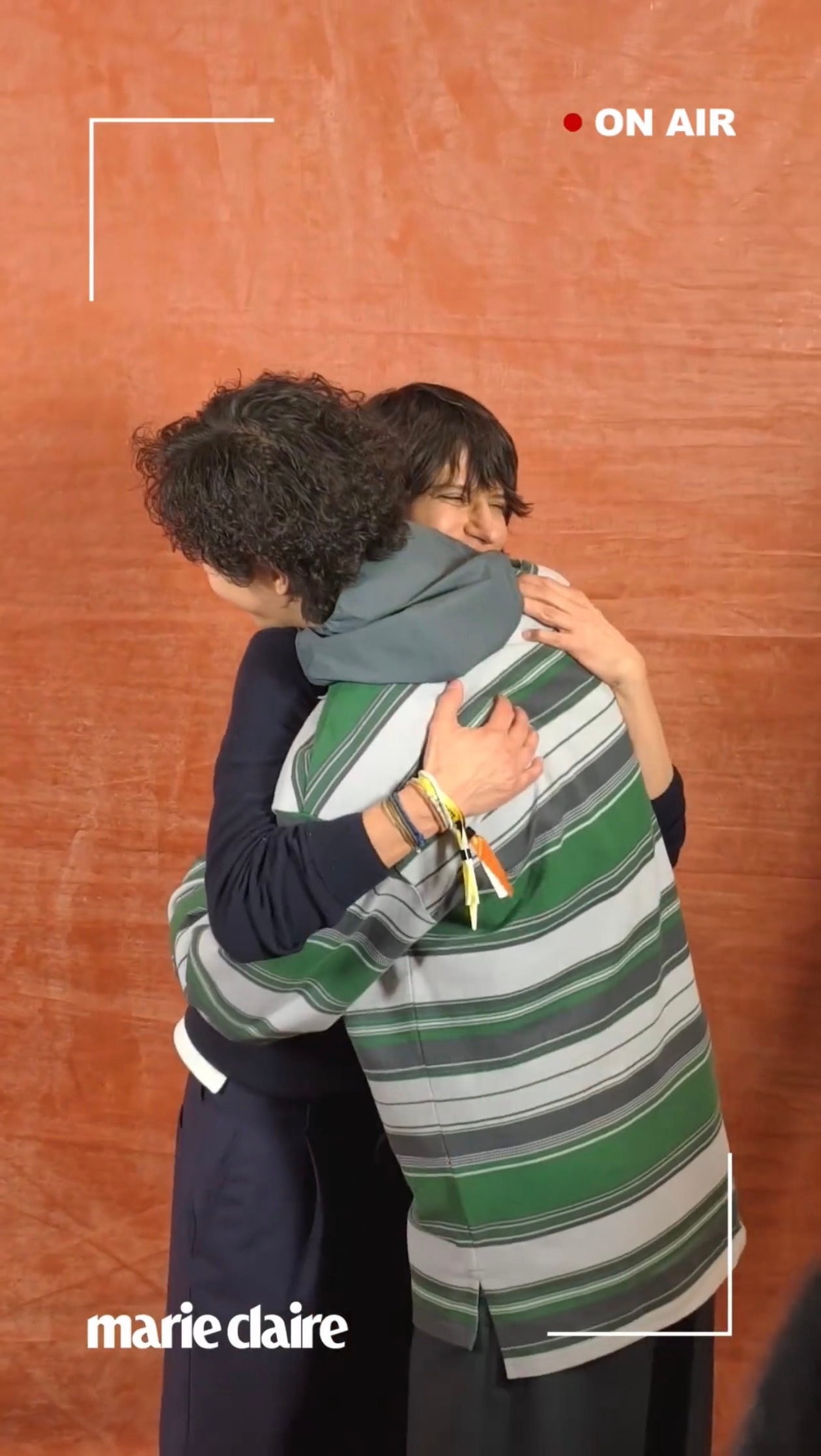 今日王一博心情真的太好了王一博侧头笑着说话的样子太温柔了王一博侧头笑着说话的样子