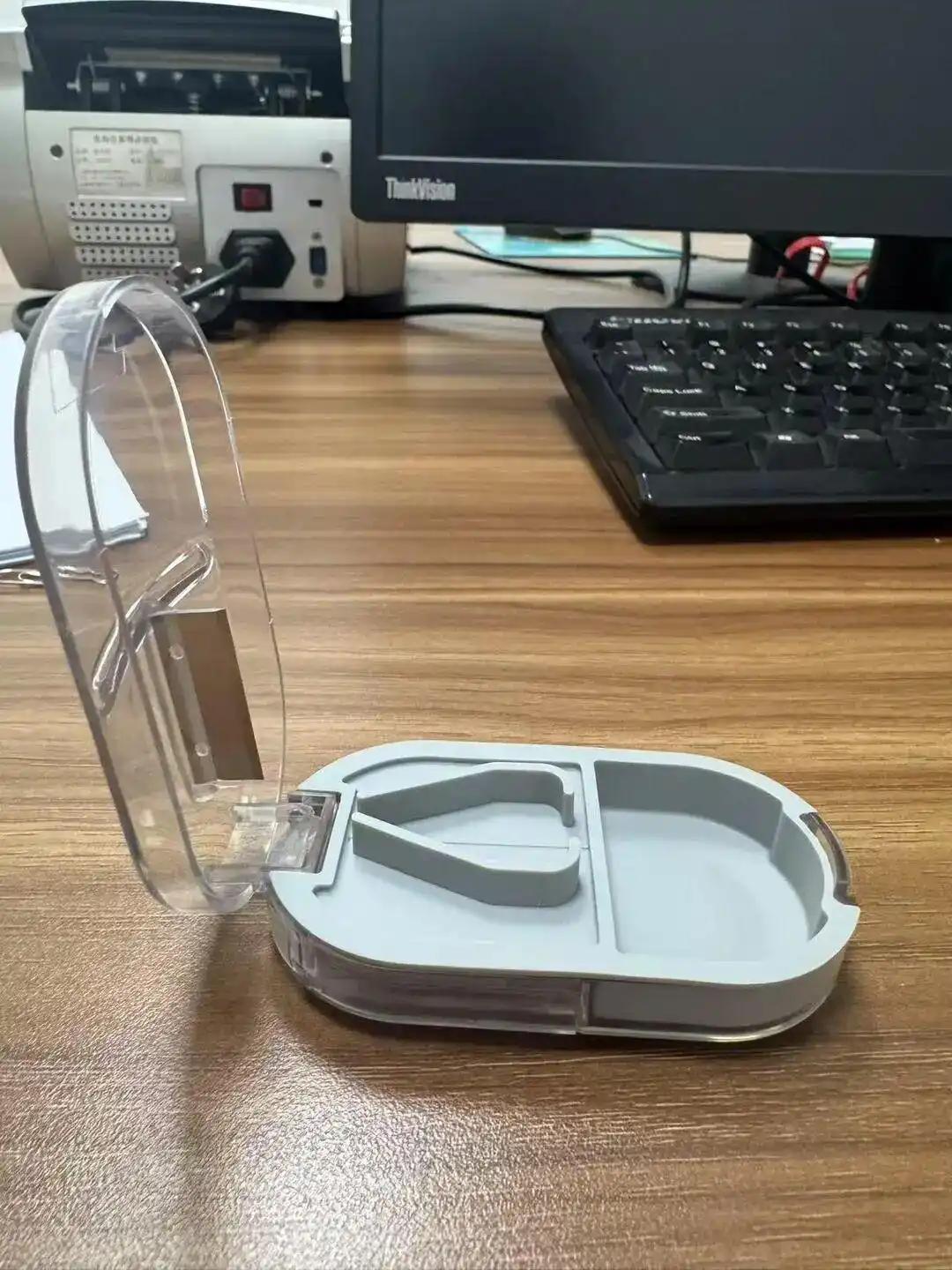 上海一月嫂拿着药品切割器逗雇主家孩子玩耍，结果不慎将孩子的手指割伤。雇主当场报了
