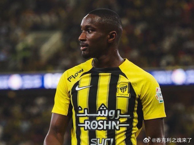 沙特那边传闻利物浦正与穆萨·迪亚比的经纪人保持密切联系，俱乐部考虑引进这位吉达联