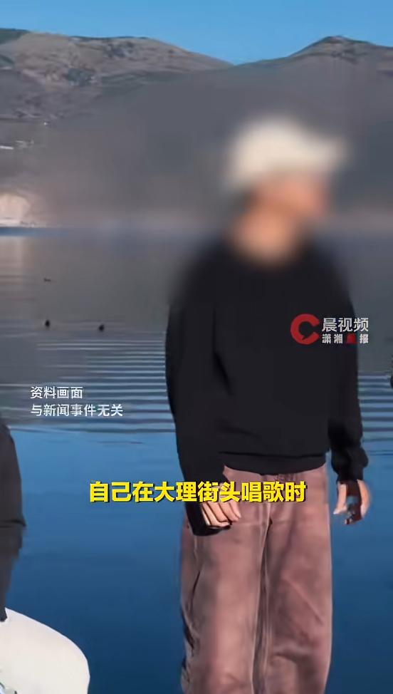 5月2日报道，云南大理街头，一名男子和朋友在路边随性唱歌，不料一名纹身男子突然上