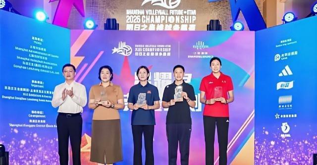 咱把时间倒回到上世纪八十年代末。那时候，女排“五连冠”的功勋们陆续解甲归田，整个