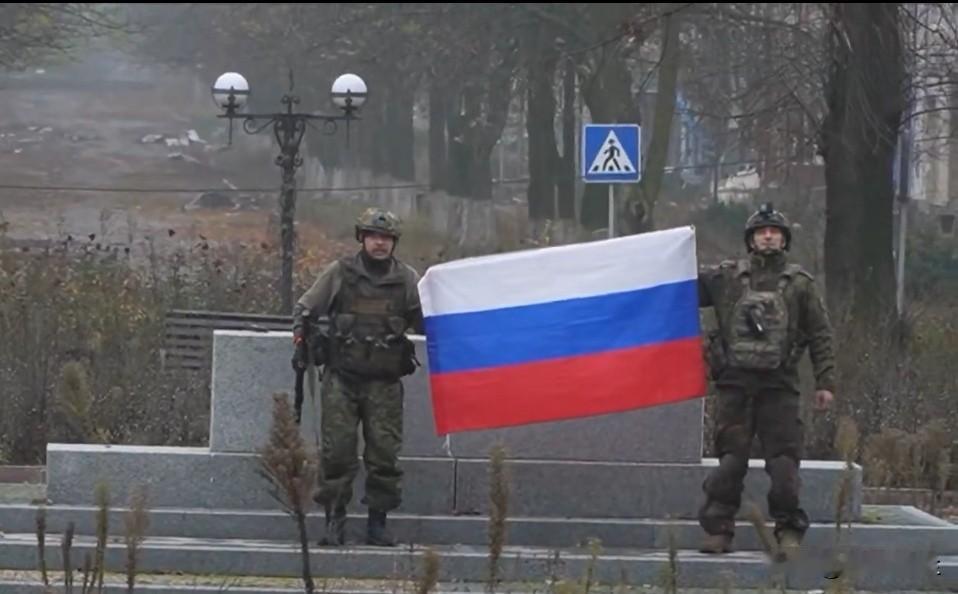俄军士兵在红军城展示俄罗斯国旗，他们声称已完全控制红军城。

泽连斯基刚说，“你